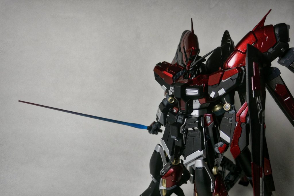 サーベル刃は元が青っぽい色なので、上からクリヤーレッドを吹いて簡単なグラデーションにしてみました。