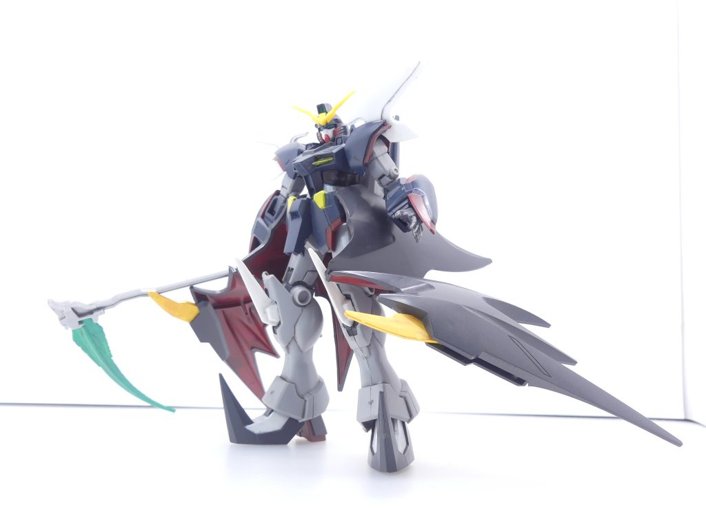 【ガンプラデータ】ベース:HGFA ガンダムデスサイズヘルカスタムEWの機体をベースにそれぞれがプラモハウトゥの様相を呈していた「衝動」。ギルティのコンセプトは「原型機の特徴的なパーツを入れ替える」でした。最大の特徴であるアクティブクロークを、取り付けピンの切り替えで腰に移動させたのです。※しかし!!「プレイングブック」掲載の作例を確認してみるとどこかおかしいところに気付く筆者。SDEXの時に詳しく塗装は部分塗装。最大の特徴はクロークの内側が深い赤塗装だと言うこと。ぶっちゃけ決まりはそうそうないので自分の思い通りに取り組んでみよう。