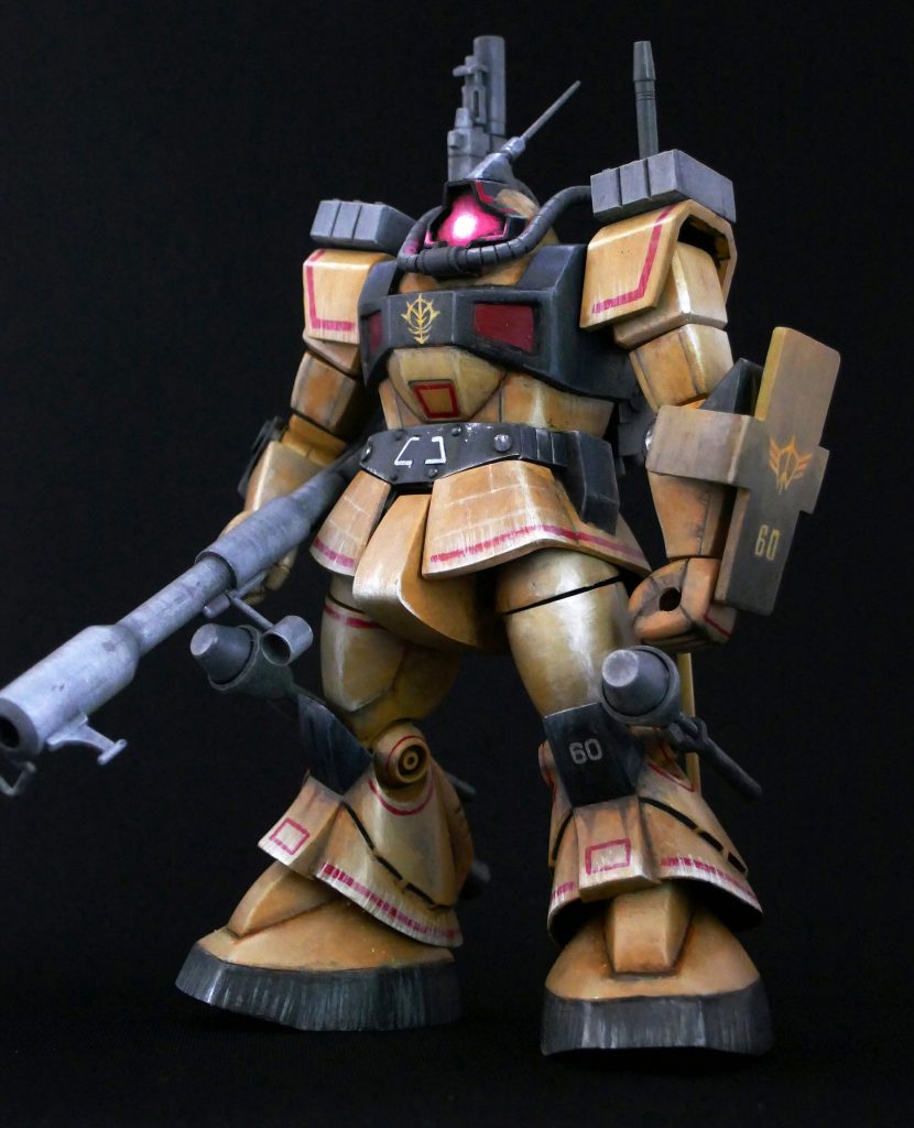 シールドの紋章と数字もデカールを貼り馴染ませてますヒジは可動軸を追加してガワラ曲げ出来る様にしましたが煽りで見るとあまりわからないですね今回も発光モノアイ表現を筆で描きこんでます