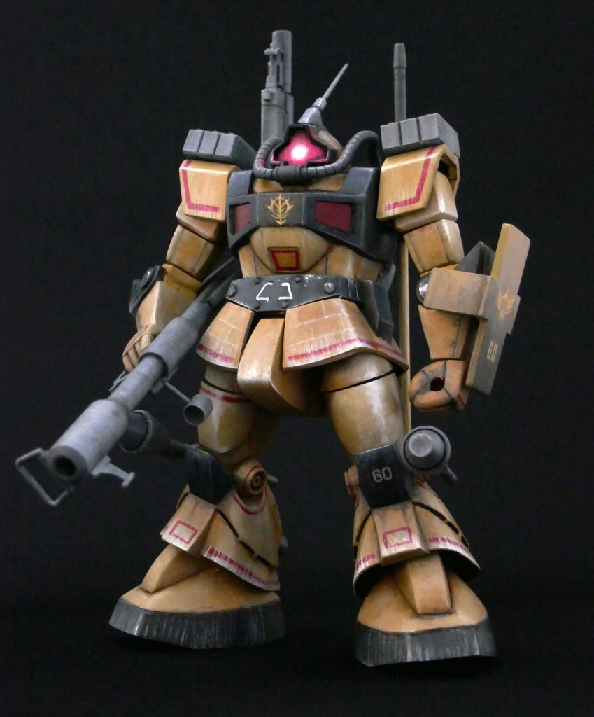 全体像通常のドムに対して武装を追加しております。肩にミサイルランチャー、左腕にシールドを追加、ヒザにシュツルムファウストを装備しています。ケンプファーのような武装マシマシの強襲型をイメージしました😊