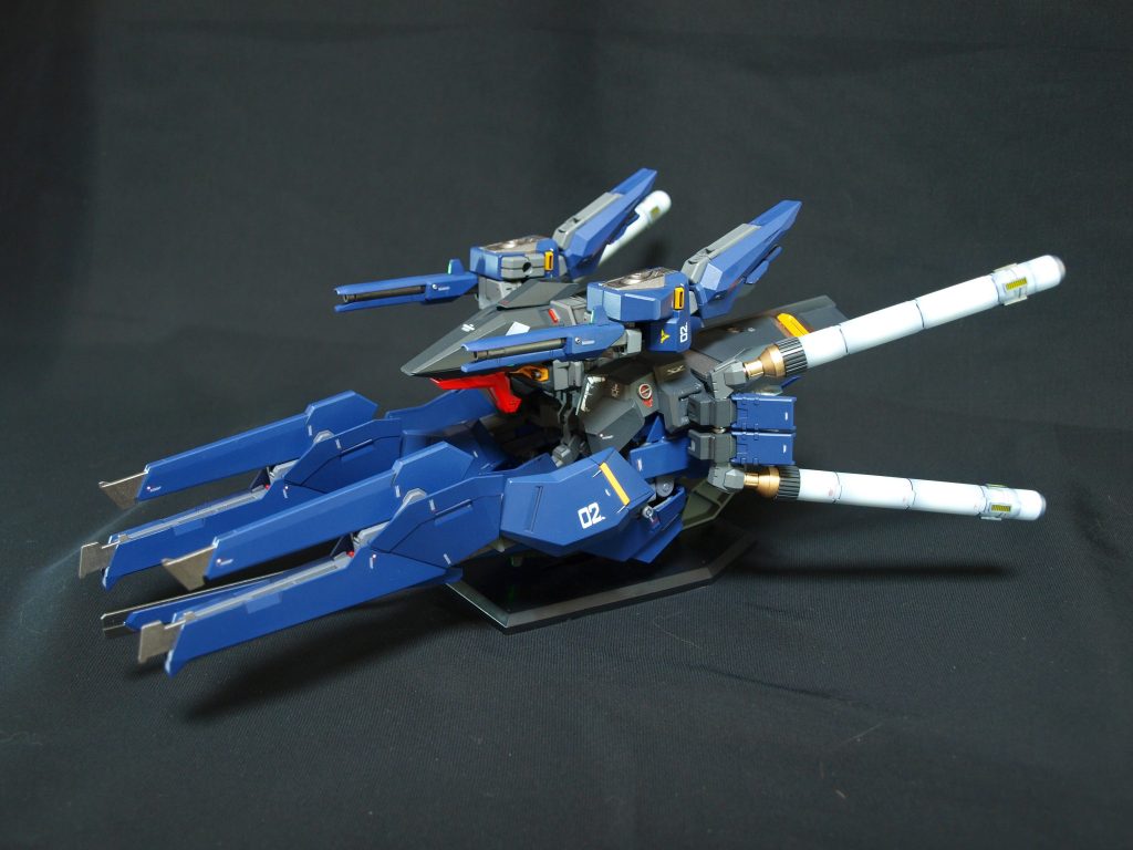 MA形態です。結構外部装甲とはめ合わせ部分があり、塗装がめっちゃ剥げます。。。あぁーあぁ。。。ブースターとプロペラントタンクつけたまま変形できます。戦艦のようなフォルムでかっこいい。下地を銀にしておくと、剥げたところも味が出ていいかも。。。
