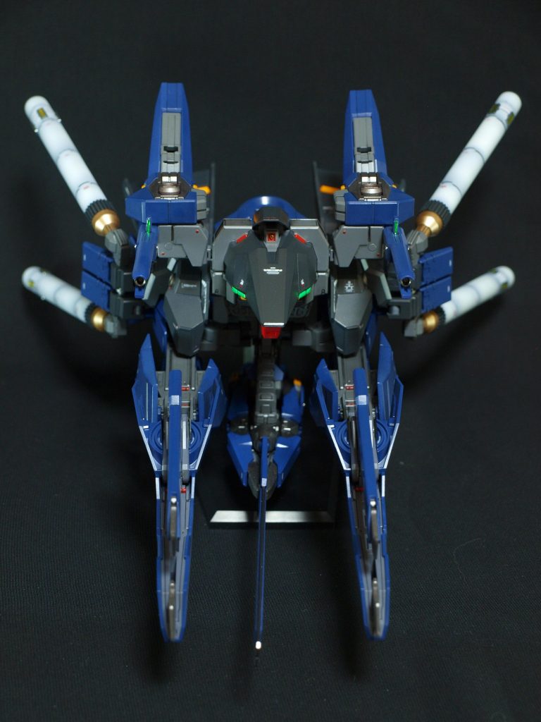 正面上から見下ろすように。シューティングゲームの戦闘機っぽい。