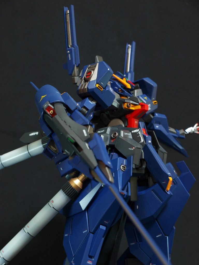 横からアップ。一丸部分は円形マスキング使用。コンポジットシールドのメガ粒子砲はゴールドビーズでディテールup。