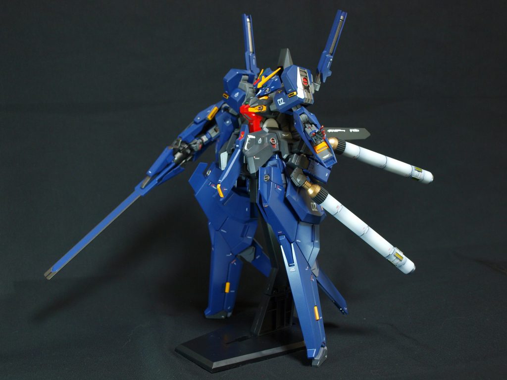 MS形態です。腰にブースターとプロペラントタンクを追加。高速戦闘形態っぽくアレンジしました。