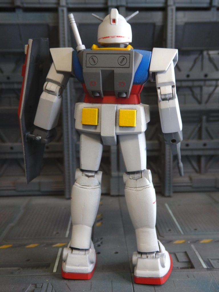 旧キットの改造と言えば、アルミ線接続で関節のタイミングを変えるのが流行っている様ですが、今回は当時出来なかった完成度で完成させたい、と言った主旨なので改造は控えめです。改造１：頭部の後はめ＆あご？くち？のシャープ化　塗装の為、頭部は後はめ。首の前部を少し削って気持ち下を向ける様にしたつもりでしたが、ほとんど効果がありませんでした。あご？くち？の赤いパーツが首と一体化しているので、少し削ったら小顔に見えるんじゃないかと思いやってみました。あんまり変わらないかな。改造２：ビームサーベル延長　４本付属しているビームサーベルの内、２本はランドセルに挿す用なのでビーム部分を切り落とします。切り落とした部分を延長して倍の長さにしました。キットのままだと、そのあまりの短さに、交通整理の棒に見えるとか言う人達がいるもんだから、もうそれにしか見えません。