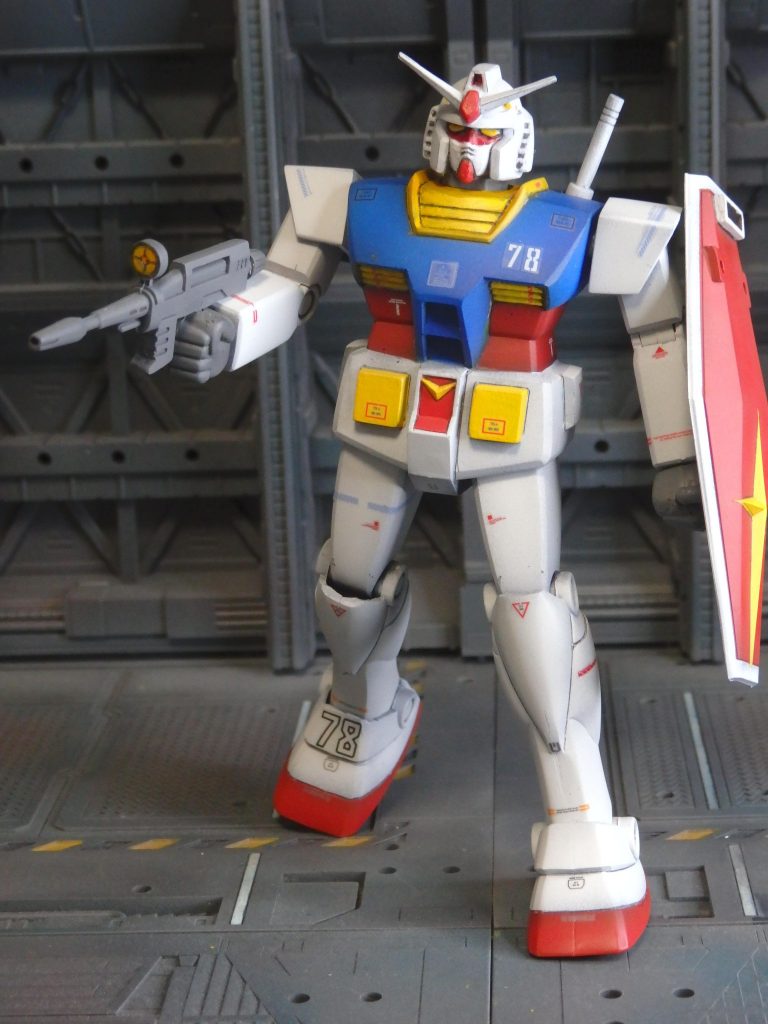 改造３：ランドセルに噴射口を追加　ビームサーベルを長いまま挿す為なのか、ランドセルの下部が開口しているので、噴射口の様なものを追加して塞ぎました。改造４：股関節のパーツの軸をアルミ線に置き換えて、脚が開くようにしました。　ガンプラブーム当時、旧ザクやリックドムの股関節パーツを流用してガンダムの脚が開くようにする改造が流行ったんですが、それと近い可動域を確保する為に、元の股関節のパーツの軸だけアルミ線に変えました。．．．そして全てが終わった後、以前作ったMSVフルアーマーガンダムの股関節が余っていた事に気が付きました。これ使えたジャマイカ。改造５：平手追加　そんな訳で見つけたMSVフルアーマーガンダムのハンドパーツの左手平手を用意しました。軸の径が違うので、ランナーでどうにかしました。あと、言い訳ですが、合わせ目消しがうまくいっていない個所や、塗装がはみ出した所など、あえて修正せずに完成としました。めんどくさいと言うのもありますが、当時ものっぽくて良いかなと思って、そのままにしてます。