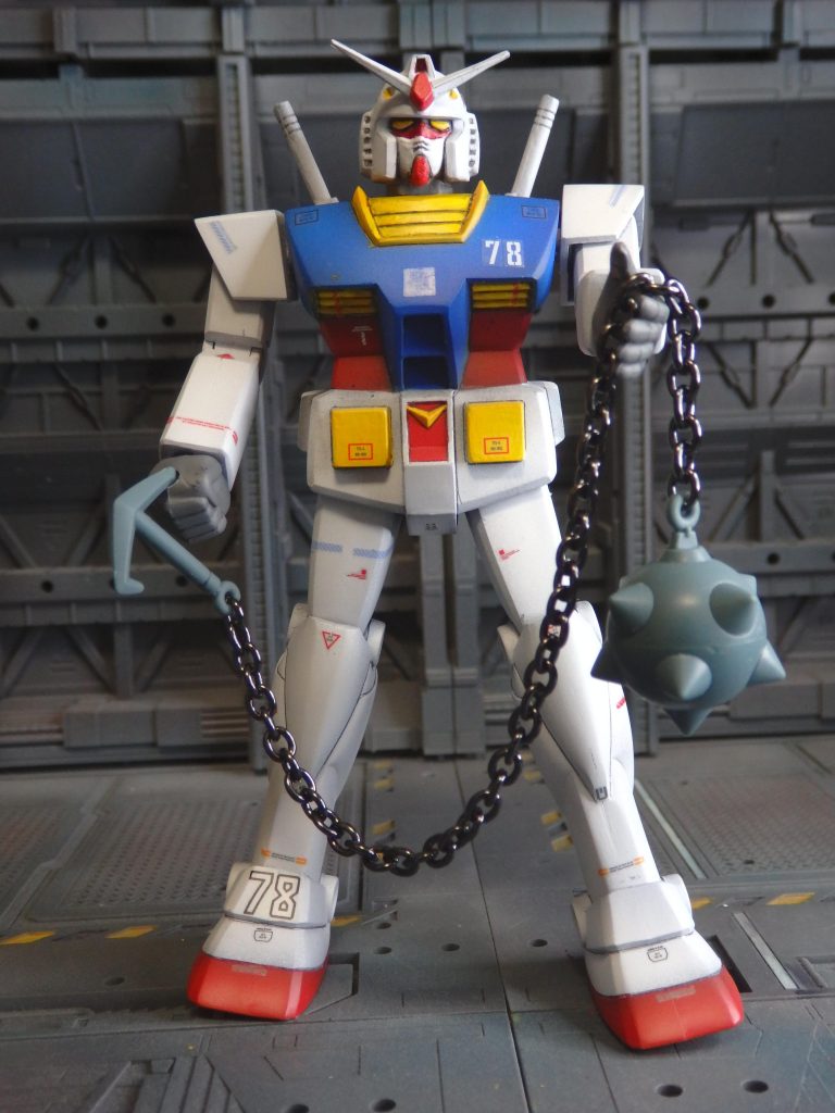 そして、やはりマーキングは外せません。当時も今も、良くわからずに貼っていますが、カッコいいんですよね。今回は『プラモ狂四郎』１巻に登場する四郎のガンダムと『1/144 RX-78 ガンダム HG』（既に絶版になった事で有名なヤツですね）の説明書に記載されている大河原先生のイラストを参考に、手持ちのデカールを駆使して、自分なりに当時風のマーキングを再現してみました。本当は旧キットの武器セットが手に入れば良かったのですが、ガンダムの武装はたくさん持っているので、ここからは、秘蔵のジャンクパーツの中から掘り出してきたガンダムの多彩な武装をお楽しみください。上記は『ガンダムハンマー』です。たぶんHGのVer.G30thに付属してたヤツです。