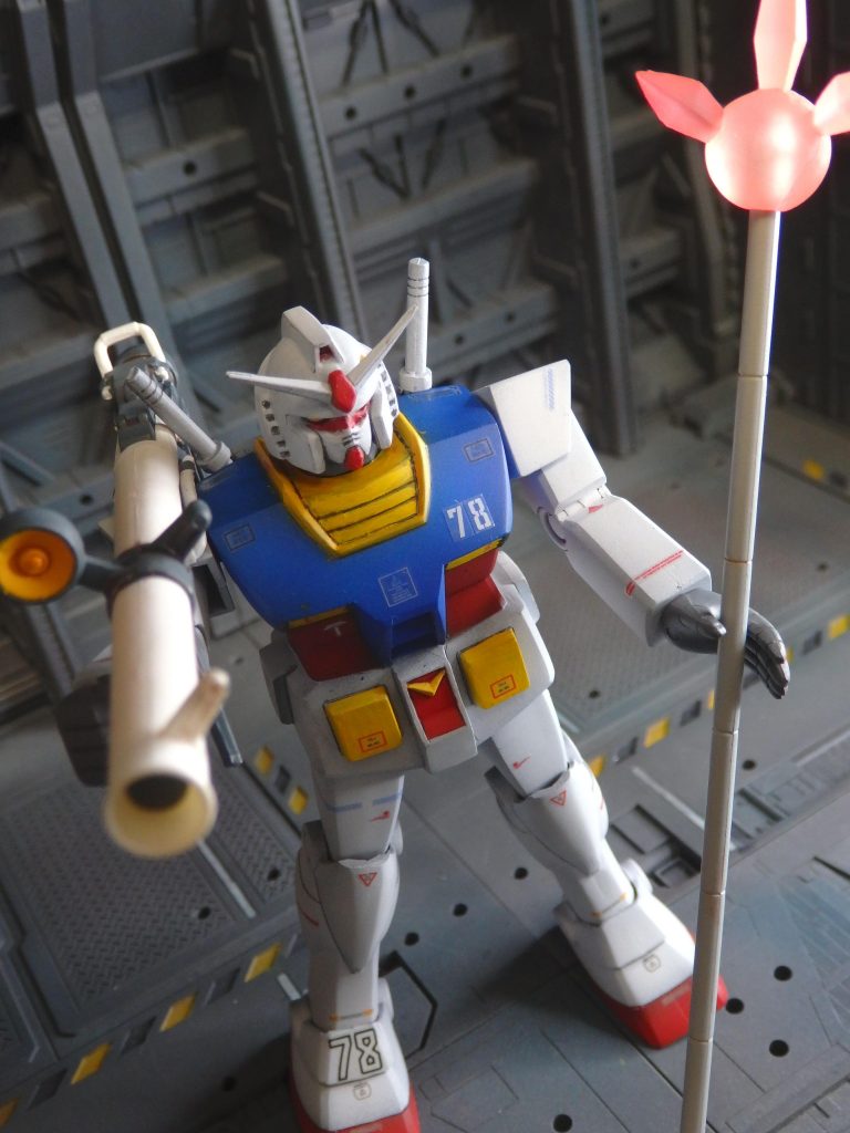 『ハイパーバズーカ』と『ビームジャベリン』です。これはGFFの付属品です。何に付属してたんだろ。Gアーマーかも。塗装は充電式エアブラシと黄色部分のみ筆塗りです。白：MSホワイト(Mr)青：MSブルー(Mr)赤：MSレッド(Mr)灰：ミュートラルグレー(Mr)黄：キャラクターイエロー(Mr)とガンダムマーカー黄色黒：スミイレペン（シャープペンシル）トップコート：EXフラットクリア(g)＋フラットベースなめらかスムース(Mr)