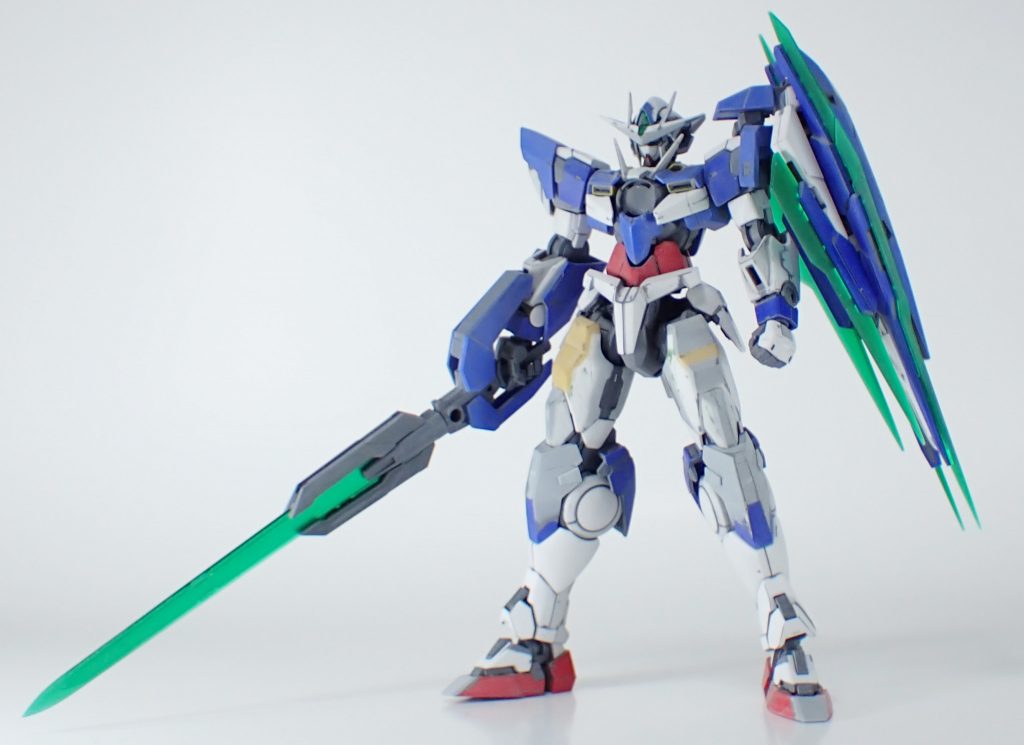 サフ前改修点・頭部形状変更・太腿とヒザ装甲をボリュームアップ・つま先の延長・握り拳をRGビルドストライクから流用