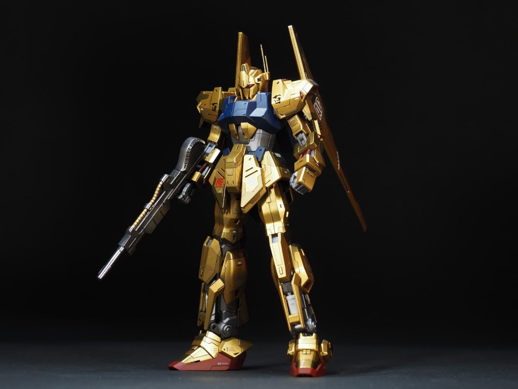 はい、こちらが本体の百式。大掛かりな工作はしていません。別の方の百式で、スネのシリンダーをホワイトにしてあってかっこよかったので、真似してホワイトにしてみました。