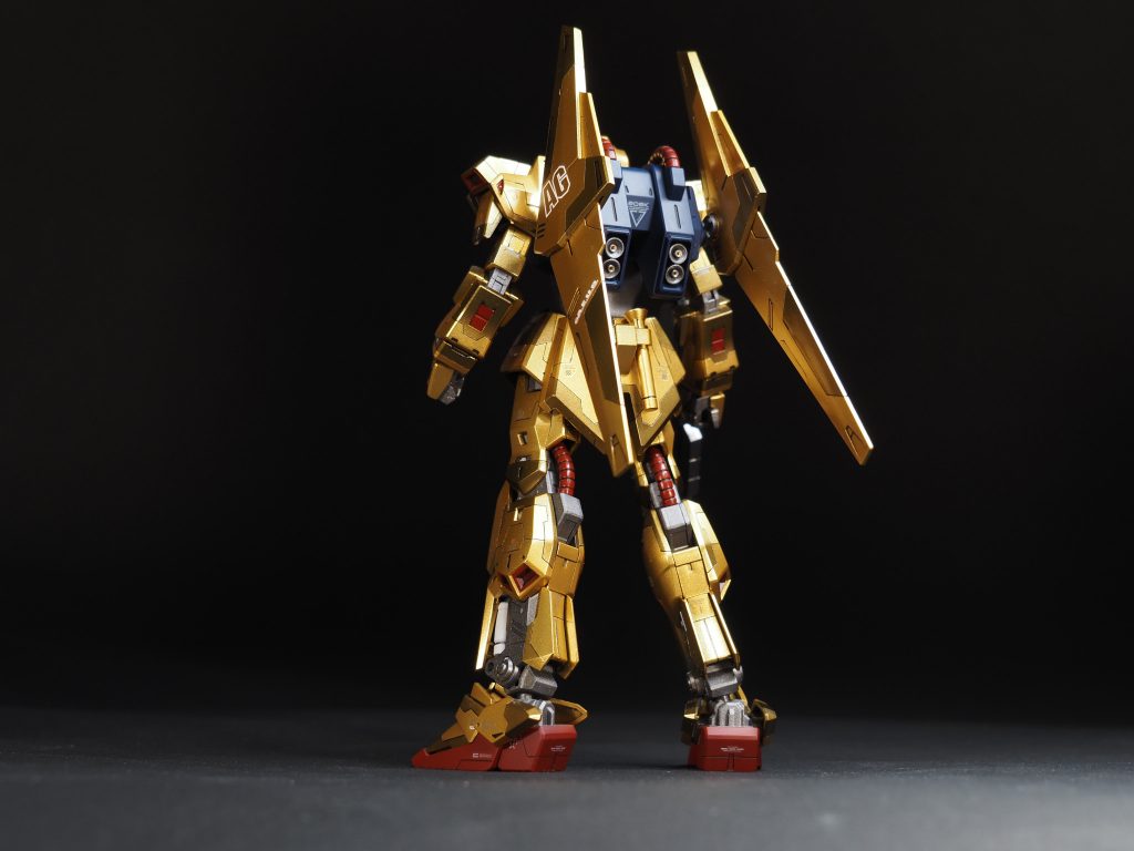 後ろ姿。そんなにいじってありませんが、バックパックのスラスターをテーパービットで薄く削って、ICチップのピンを入れました。