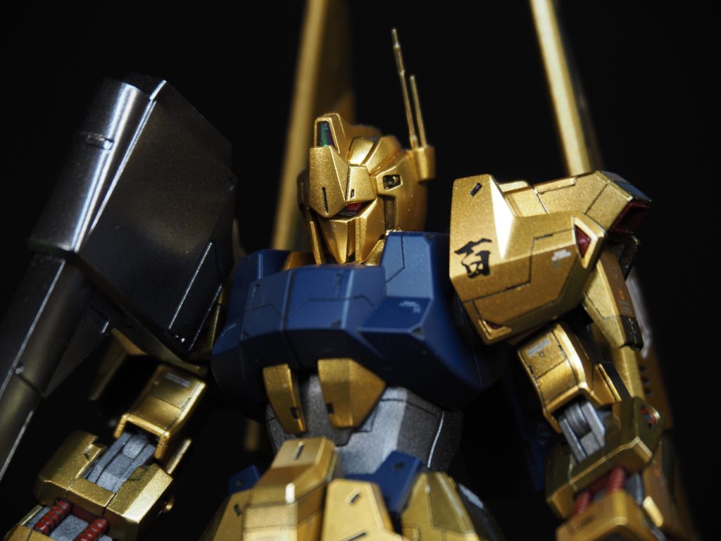 頭部は3箇所手を入れました。アンテナを0.5mmの真鍮線に置き換え、2本仕様にしました。前側のメインアンテナは、0.7mmの真鍮パイプをかぶせて、太さにメリハリが出るようにしました。前後のセンサーは、これまたいつものようにホログラムテープとUVクリアレジンでレンズ化。カメラアイに悩みましたが、付属のツインアイシールをカメラアイ部品の奥に貼ることにより、角度によってツインアイに見える様になりました。苦肉の策でしたがお手軽さもありいい感じ。