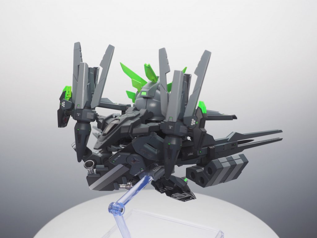バックショット。塗装はいつものアクリジョンのエアブラシ吹きで、下地とフレームにベースグレー+メタルブラックの混色を、装甲は ① エアクラフトグレー ② エアクラフトグレー + ネービーブルー ③ ネービーブルーでモノトーンにしました。また、差し色には蛍光グリーンを使用しています。