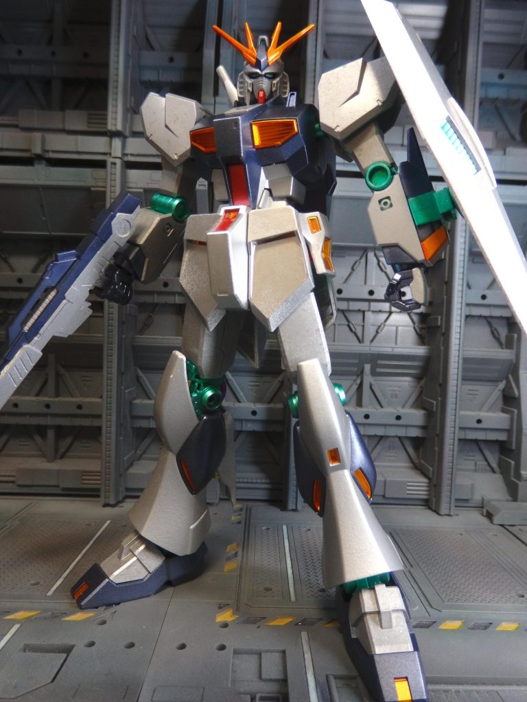 ダークブルーとシルバーの組み合わせは決めていたのですが、関節をどうするか悩みました。結局、普段はやらない事を試すべきだと思ってメタリックグリーンにしてみたのですが、意外と良いのではないでしょうか。あと、メタリックオレンジが良い仕事しています。