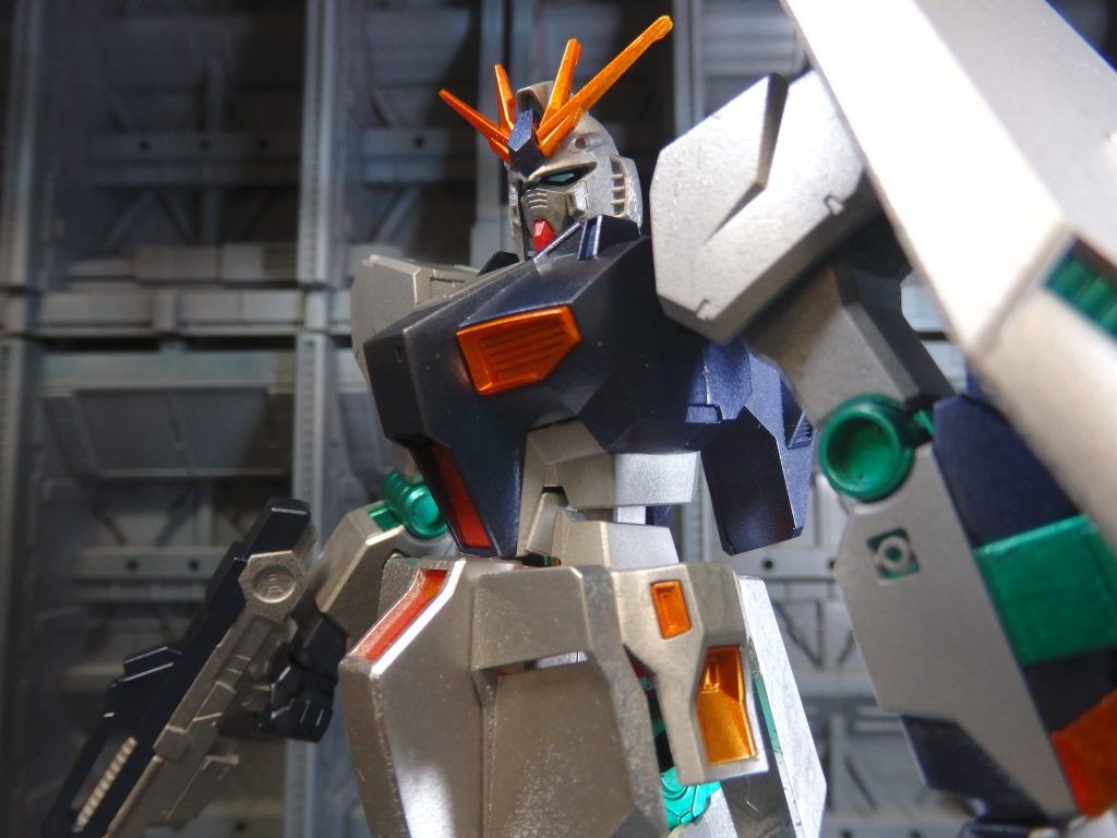 今回はガンダムマーカーエアブラシシステム専用のペン先を使用していません。そのせいか、塗料の吹き付けにかなりムラのあるのですが、シルバーの場合はそれが良い味になっていると自画自賛しております。