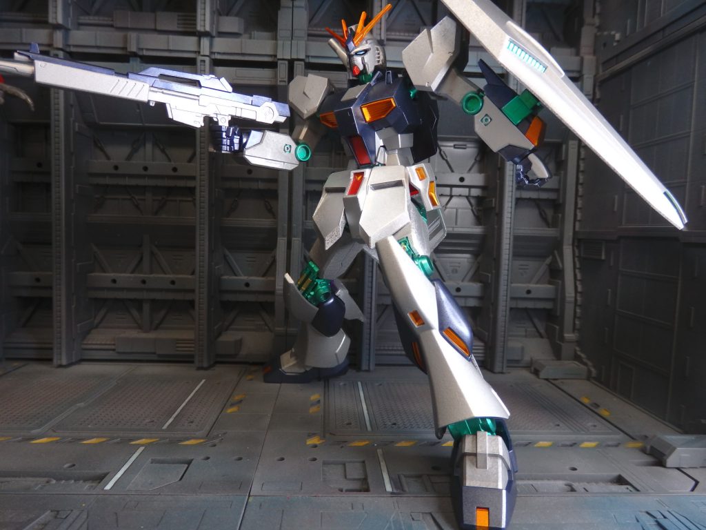 ライフルを構えるポーズもビシッと決まってカッコいいです。実は1日で、組み立て&塗装が終わりました。EGのパーツ分割が凄いおかげで、マスキング作業が不要だったのと、ガンダムマーカーエアブラシシステムの塗料の切り替え時間が極端に短い事で、普段のラッカー系塗料でのエアブラシ塗装よりもかなり短時間で出来ちゃいました。