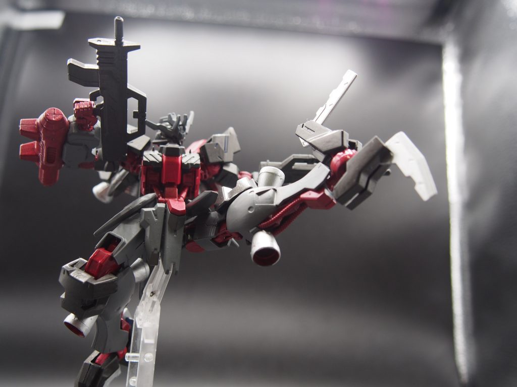 足部ハンターエッジ近距離においてのメインウェポンその二切断というより蹴り上げや踵落としの際の威力向上を担う