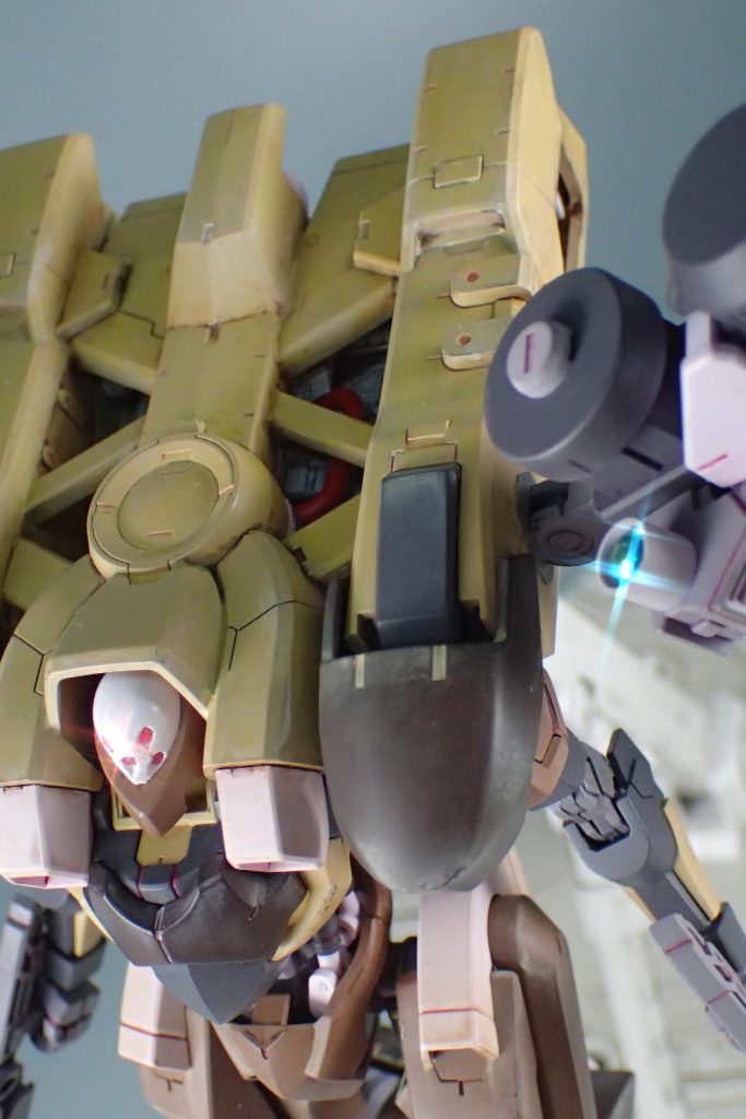 背面ユニットはフレームをくりぬいてゴチャメカをいれてます。機体重量を軽くしてスピードを稼ぐコンセプト