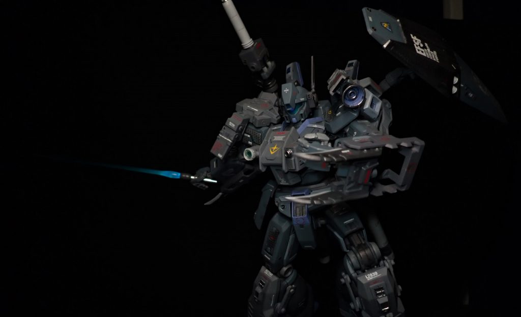 サブ近接兵装の”ヒートクロウ”。エネルギー効率に配慮し実体武器を採用。