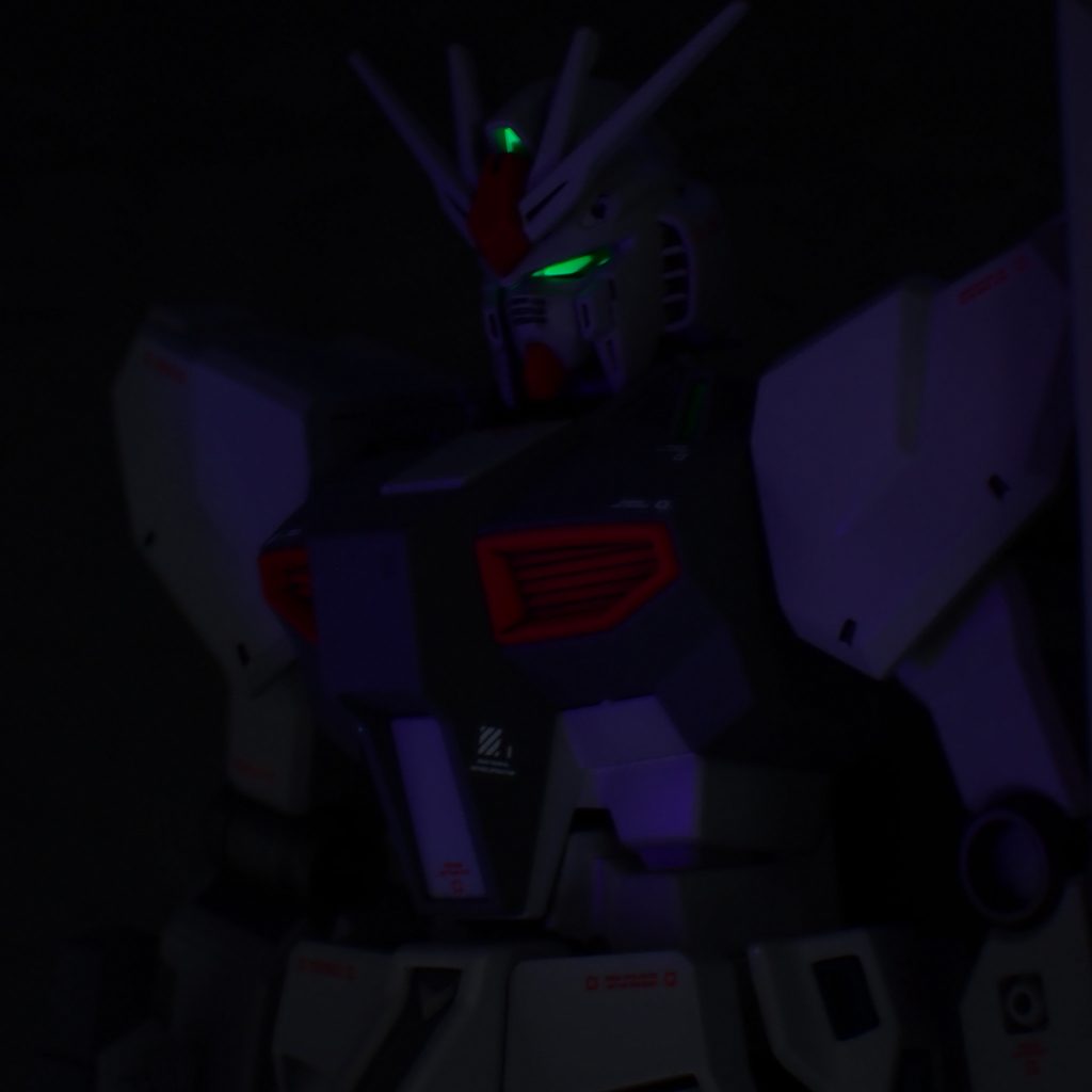 UVライトでツインアイ、ビコーンと光るように蛍光塗料で塗装