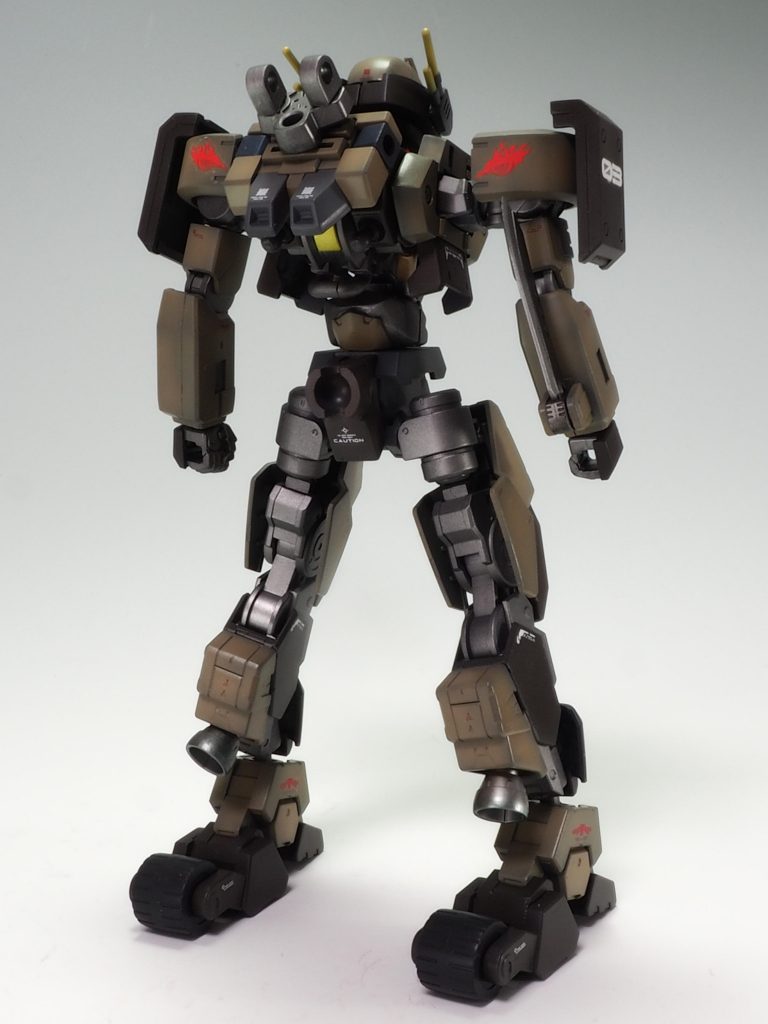 バックパックはウィングガンダムの物を取付けました。砂漠で役に立つかビミョーですがサタニクスアーマーのローラーユニットを取付け、脹脛にバーニアを増設して機動力UPを狙ってみました。腰に取付けるホバーユニットは固定式でしたがボールデンジョイントで可動式に変更してます・・・がもう少し工夫した方が良かったですね。割れたケツのように見えてしまいます😅