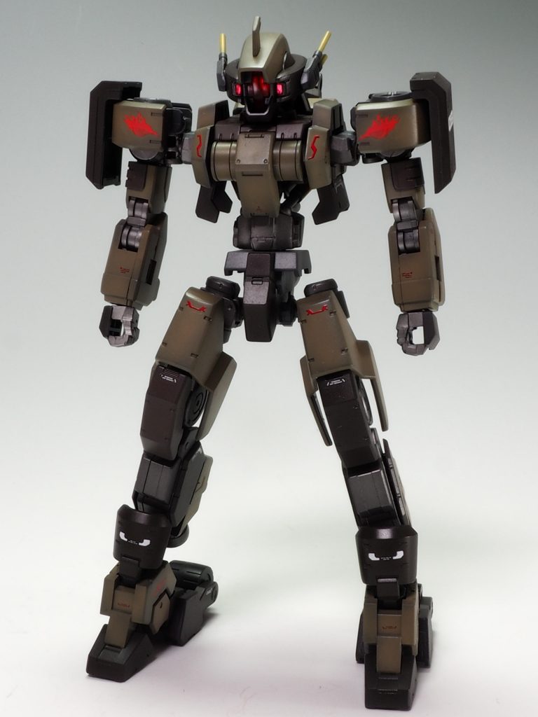 前作で使用したコットンパフが大量に余ったので演出で砂煙を作りたいと思いカラーリングはサンドカラーにしました。胴体を2mm延長、頭部にヘビーアームズのアンテナを取付けてます。腕もヘビーアームズの物に交換しました。