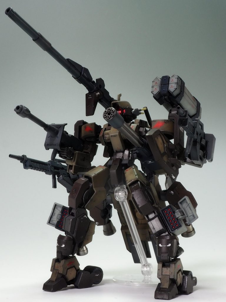 全弾発射ですね!ミサイルはエナメル塗料で塗りわけました。