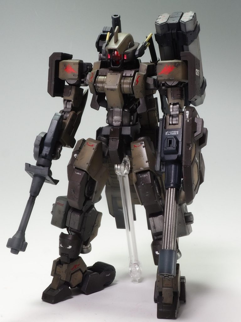 基本のウェザリングとダメージ加工を施した写真です。装備が重すぎるからかまともに自立出来なくなり支えが必要になってます💦