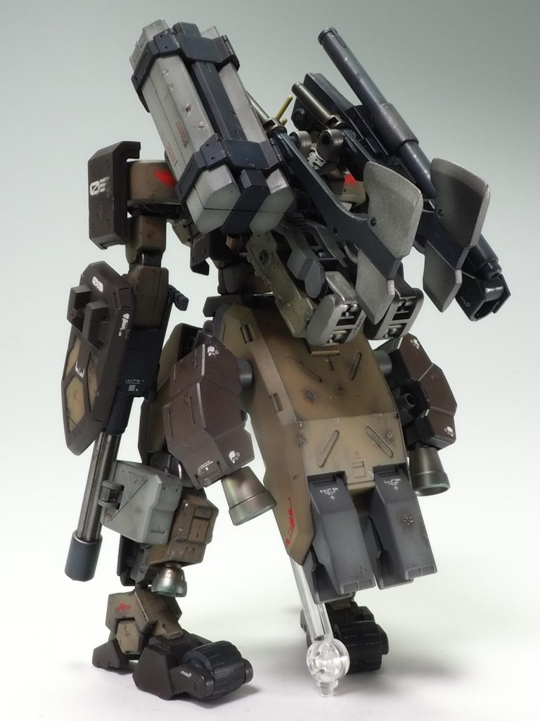 ホバーユニットはジェガンブラストマスターのパーツを使いブースターの増加して推力を増した設定です。塗りわけもしています。