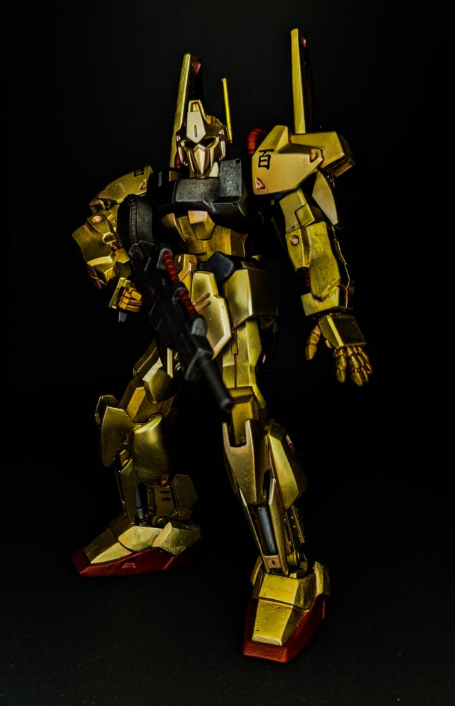 小学生時代にTVでZガンダム見てて、金のモビルスーツで名前が百式って!!とド肝抜かれた記憶あります。イメージは、鎌倉時代の金銅仏。暗闇でくすんでいたり光っていたりいろんな表情のある金。百式は僕の中では仏像😂個人的にREVIVEよりもこっちが好きです。