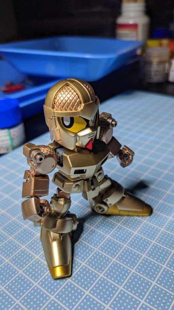 ゴールドは水性ホビーカラーのゴールド＋シルバーで塗り、濃い目の赤金にしたいところはガイアノーツのクリアオレンジ＋クリアイエローでキャンデー塗装しました！