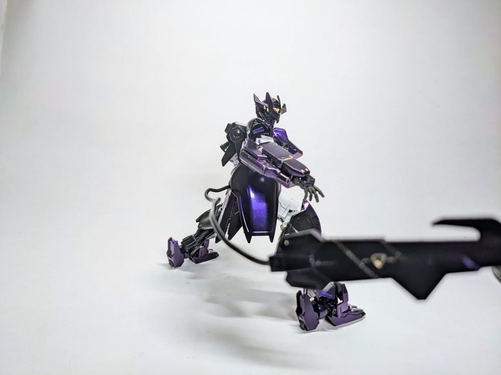 腰部にあるテイルディバイダーは伸縮自在!!打撃武器として有効である