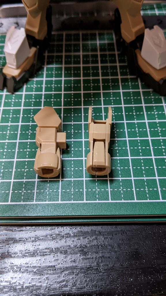 前腕部の合わせ目消し。鉄血キットである意味いちばん気になる箇所なので。