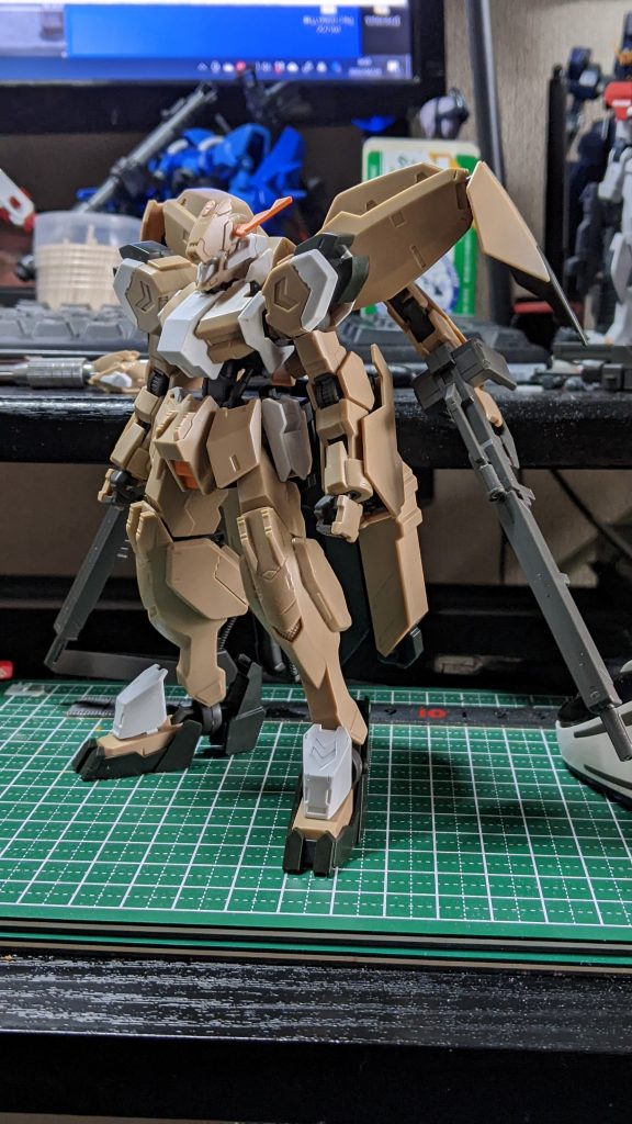 素組み状態（だと思うガンダムフレームの足首を2mm、肩を外に1mm、胴を1mm延長してプロポーションを変更してあります。足りない色が多くてすでに大変そうな予感がしていました。