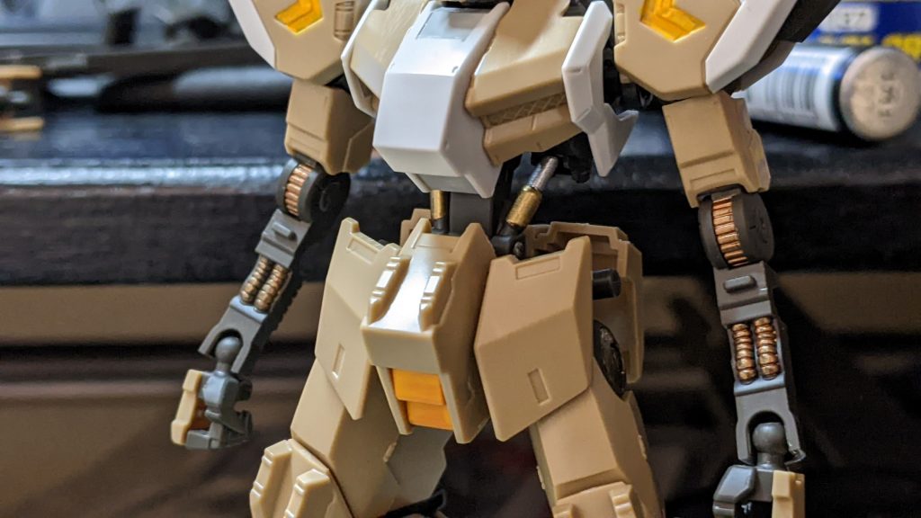 ガンダムフレームの部分塗装。クレオスのスーパーリッチゴールド、スーパーカッパー、スーパーファインシルバーやアーティストマーカーのシルバーなどが大活躍でした。
