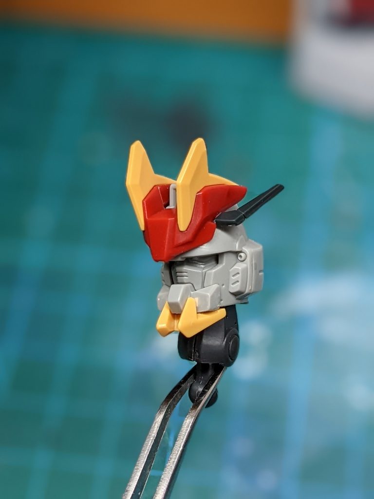 頭部はEz-8をベースにケンブ斬のパーツを貼り付け。フィットするまで削るのはとても大変でした。Ez-8のアゴとケンブ斬のアゴが奇跡のフィット!