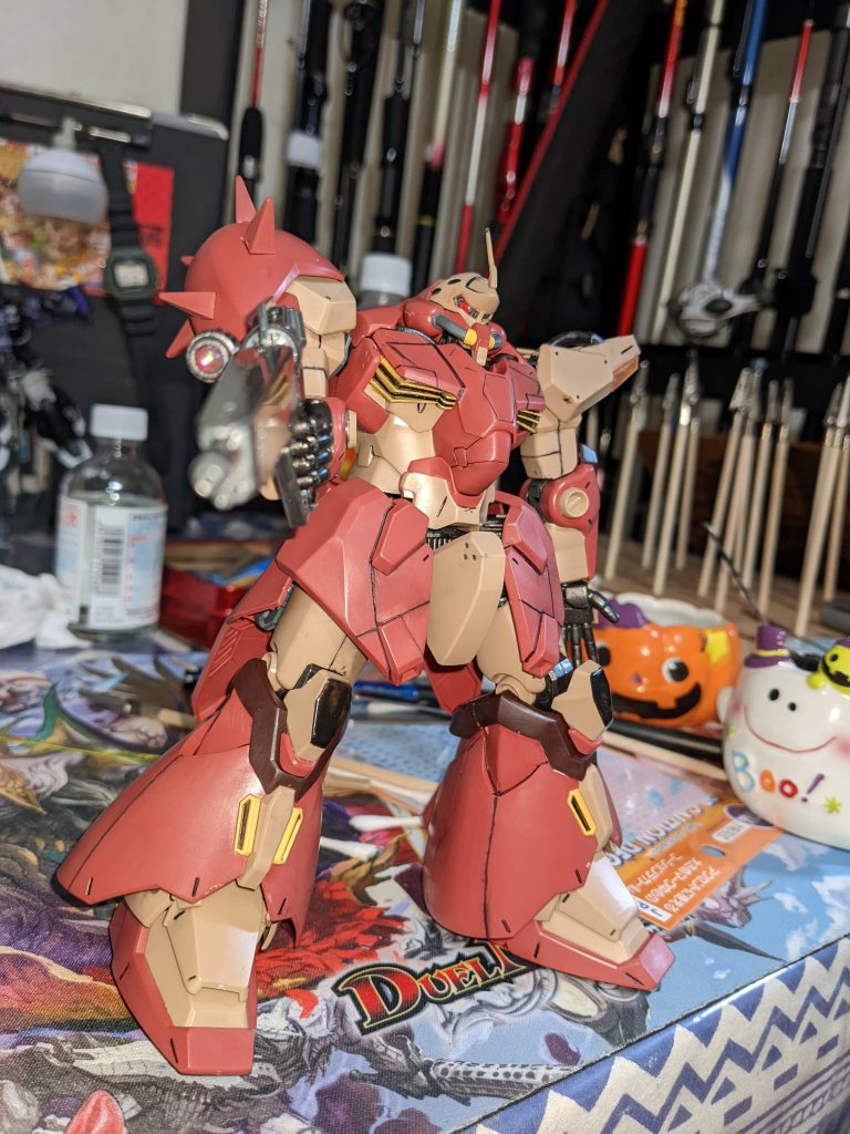 分かりにくいですがビームライフルにモノアイのクリアパーツを付けました。あれって結構するんですよね。大小合わせて600円くらい。