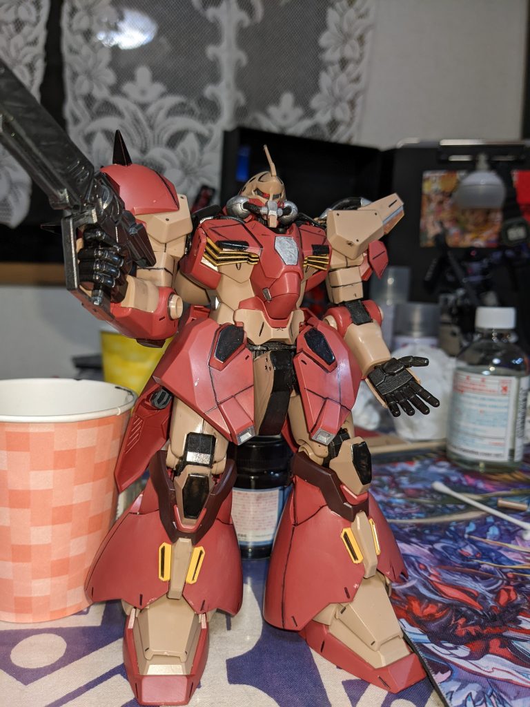 色々塗ってみました。見えにくいところは黒鉄色で塗りました。黒で部分的に塗ったり、ガンダムマーカーでシルバー塗ったりしました。少しは自分なりにできたかな？