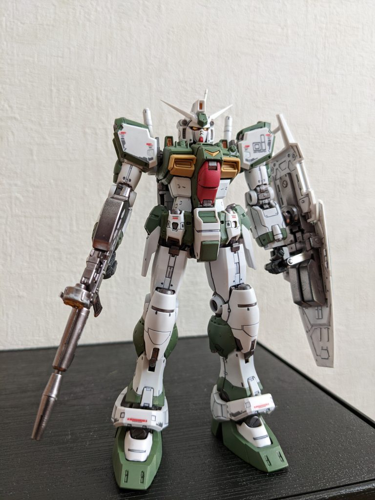 トリコロールからの脱却どうしても華奢なイメージがつきまとうので、脚〜腰に重い色入れて、重心を低く見せることで重厚感を演出😙陸戦用ってことと、懐かしのMSVのフルアーマーガンダムみたいなカラーにしたくて、青&赤→ダークグリーンに変更😊ガンマカ企画、待ってました!!まさに自分のための企画なので、ぜひエントリーさせてください😆!!使用カラー(ガンマカのみ)(塗装) MSVダークグリーン、MSVダークイエロー、ニューホワイト、ヘビーガンメタリック、メタリックブラック、メタリックオレンジ、シャアレッド、イエローゴールド。元から白の箇所は成形色です。(下地)緑、白、赤を塗装前にシャインシルバー吹きました。(スミ入れ)流し込みスミ入れペングレー、リアルタッチマーカーグレー2、グレー3、グリーン1(仕上げ)クリアーつや消し