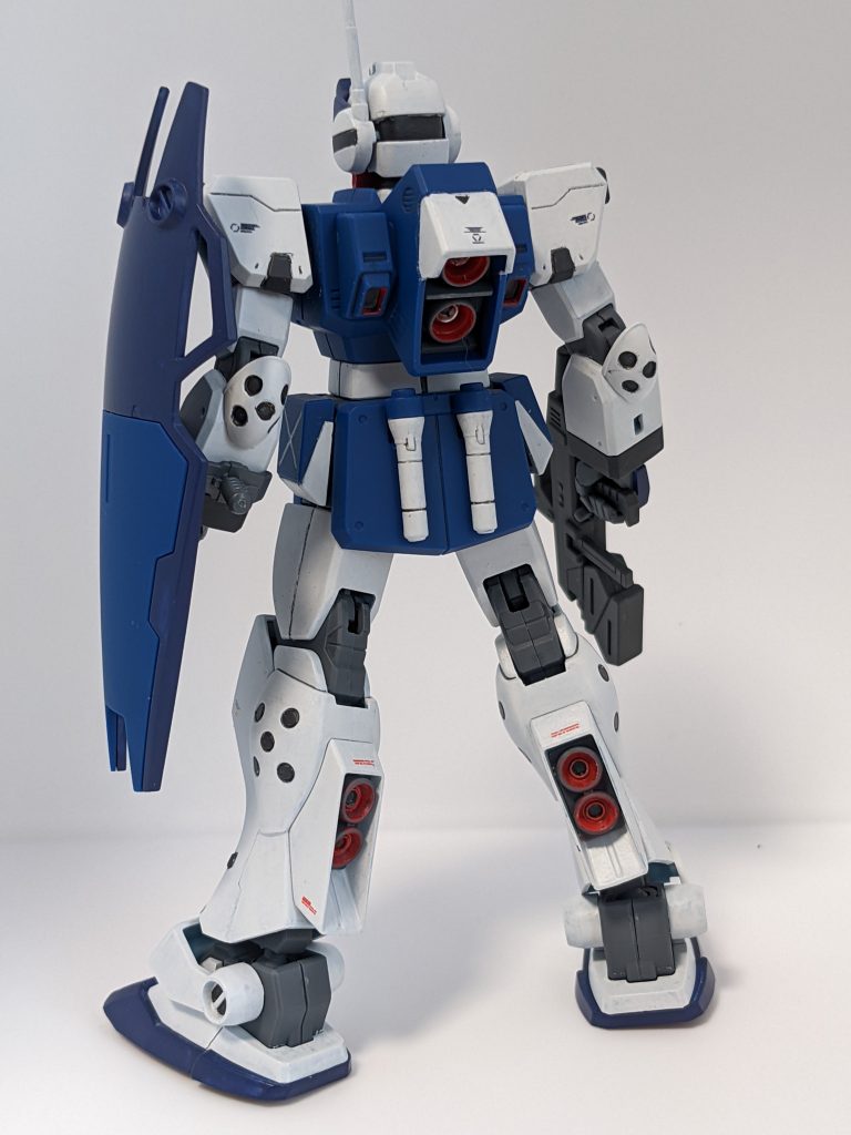 とはいえ、ホビーハイザックも部品が入れ替えられていたり新しくなったりと改修が加えられているので、逆に言えば他のモビルスーツでもそういうことがあっただろうともいえるのです。前置きが長くなりましたが今回もプロポーション改修はしておりません。で、ディテールとして胴体、フロントアーマーと裾（アンクルアーマーの上）にプラ板を貼り付けスリッパも同様にプラ板でジムっぽくなるようにしたり踵が横に増してたりつなぎ目は段落ちに肩にスジボリ筆　　塗　　り　　全　　塗　　装厳密には、胴体とパックパック、ウェストアーマーの青だけは成型色のままですがそれ以外ってことですね。コクピットハッチとかあのへんの赤もガンダムレッドで塗ってます。白は最近良く使うディアクティブホワイト、青はティターンズブルーです。ブチ穴はグレーにしました。関節は基本塗りません。ちなみに、ガンダムホワイトとか、それよりもっと白が鮮明な塗料だと、ホワイト・ディンゴ隊仕様とかぶるので不採用としました。