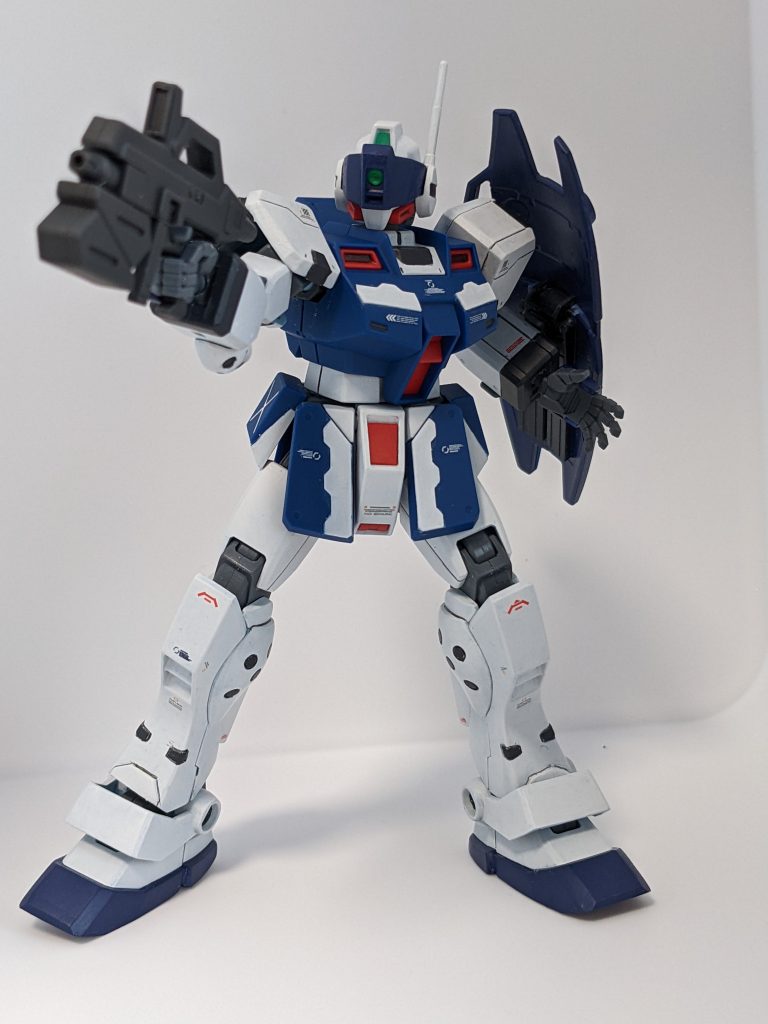 なお、スミ入れは前回から使っている0.03mmペンです。こいつはいいぞ。コピック愛用の方も多いのでは？ビームライフルはいいものがなかったので、たまたま転がっていたヘイズル用のものを。たまたまですよたまたま。ホントだもん！ホントにトトロいたんだもん本来なら持つことはないであろう装備ですが、機体も武器も「最新鋭から程遠い」という点では同じ境遇。なんとでもなるはずだ！ガンダムだろ！いやジムだよ！