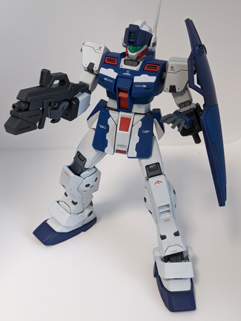 今回の失敗肘とふくらはぎのブチ穴、がっつりと塗りつぶしてしまいました。本当ならもう少しキレイにする予定だったけど、手順が悪く、ここは改善の余地あり。また凸ディテール（肩とかスネのグレーのところ）へのポイント塗装もキワが汚い・・・ここはやり方を考えねばなりませんね。マスキング？はて？？そして、超不得意なスライドデカールをどうやってキレイに・・・すれば・・・なお、シールドはあまりにも塗りムラがひどいので見せられないよ！