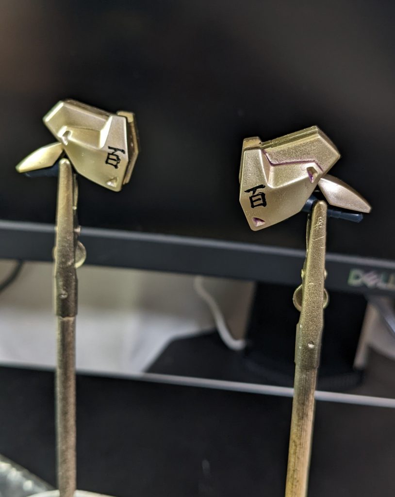 左がスミ入れ前。右がスミ入れ後。金と紫は合うね。仏教色。