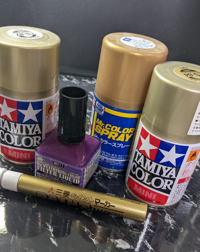 パーツによって金を使い分けました。成型色の他、メタルゴールド、チタンゴールド、黄みがかったゴールド、あと三菱ペイントマーカー。スミ入れはMrウェザリングカラーのレイヤーバイオレット。