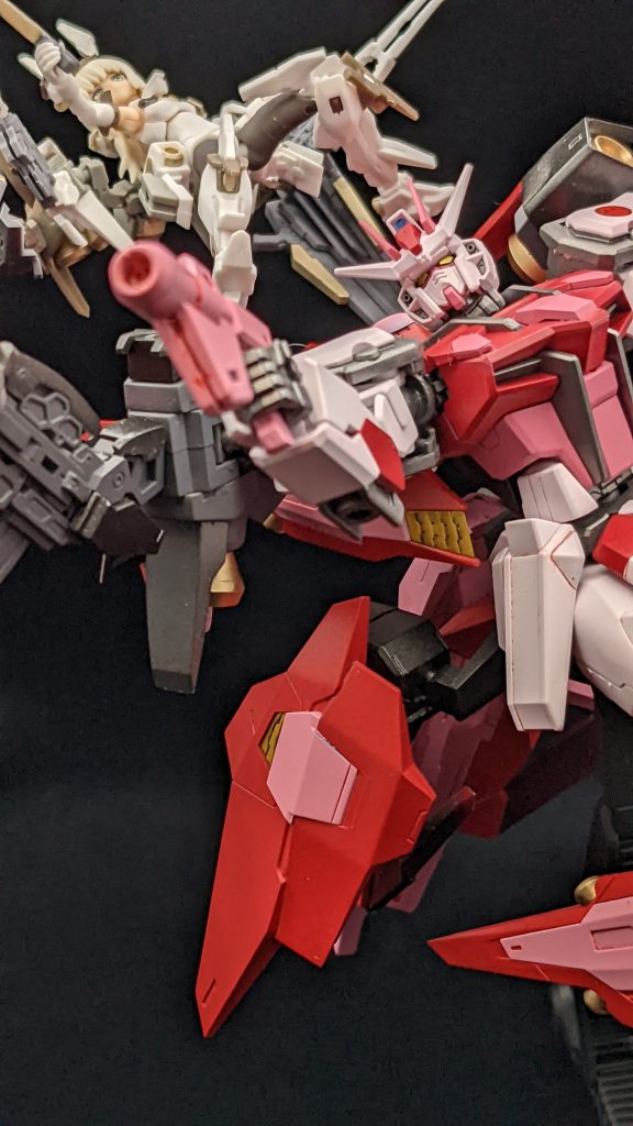 「一緒に狙い撃つよ!!」EGストライクですが、肩アーマが肩パーツと接続しているのが良いですね。RGストライクでは、武装アームの重量に負けて破損していたと思います。最後まで御覧いただきありがとうございました。