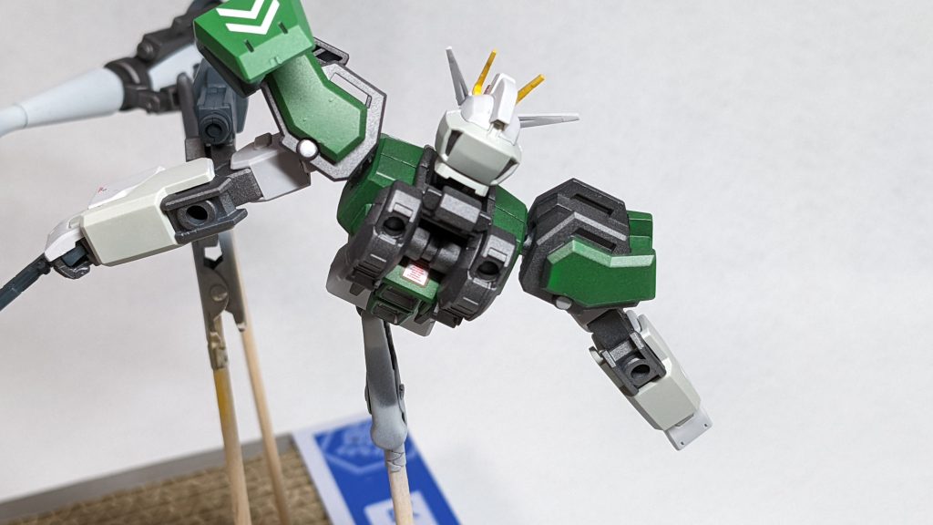 HGルプスレクスのボディフレームの余剰パーツを背中に接着しました。これでオルフェンズのオプション武器をマウントすることができるようになります。