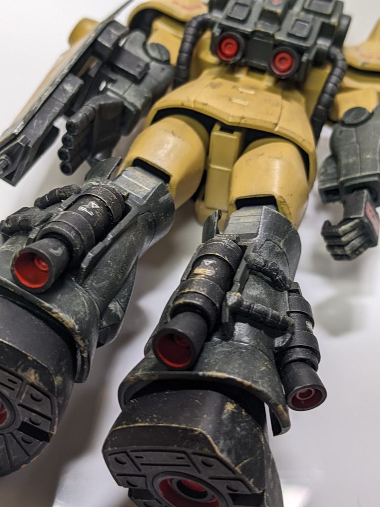 燃料タンクはマンガ筆にプラ板を巻いて、バーニアはボールペンの先とプラ棒、MSGで製作。動力パイプは付属のヒートロッドを短くカットして使用しました。