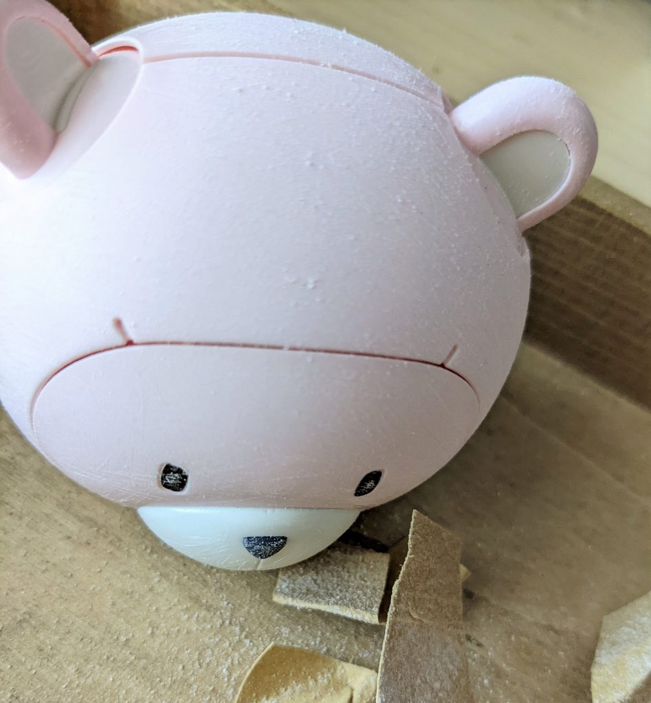 ベアッガイPの頭をアイスにするので削ったり盛ったり塗ったりを繰り返して作っています。バックパックはチョコレートにするために塗装。アッガイのチョコブラウニーやハロのクッキーなどは全て粘土で作成しております♪(作ってるのは写真撮り忘れたオチ)