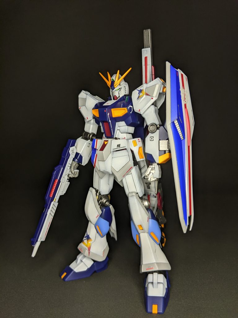 フロントアーマー、裾、肩にプラ板をプラス。ffνのラインカラーはシールを使わず塗装で表現してます。シールドとビームライフルはEGνガンダムから拝借しました。