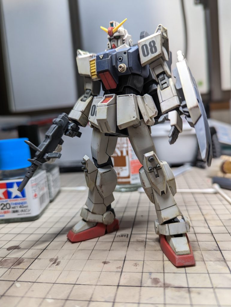 HGUCリバイブ、陸戦型ガンダムです今回は成型色仕上げを念頭に、初のウェザリングに挑戦してみました。ウェザリングと言うことで、デカールの段差の処理に自信が無かったので、08の数字は塗装で表現しています。
